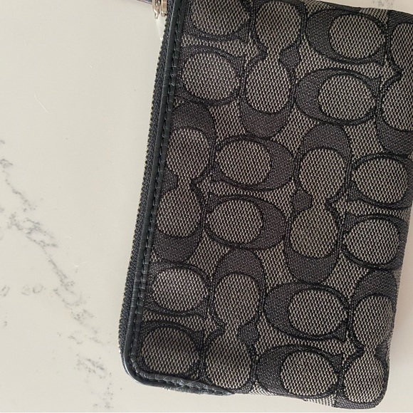 Brand new Coach zip wristlet - Picture 2 of 4